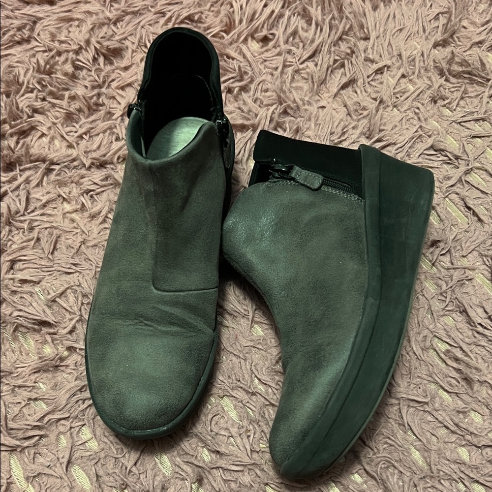 Cloudsteppers by Clark grey and black booties